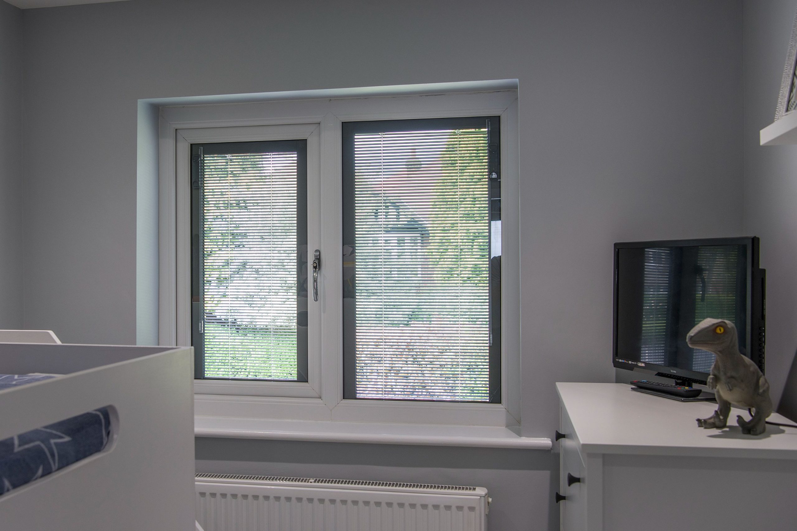 The SV+ integral blind offers symmetrical aesthetics with cordless magnetic slider control.